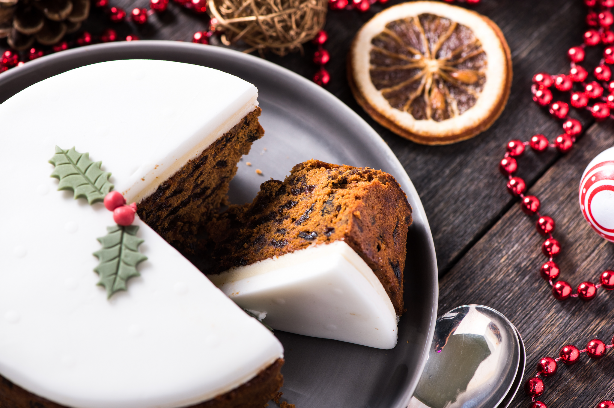 Delicious moist air fryer christmas cake recipe baked using the Duronic AF34 large air fryer