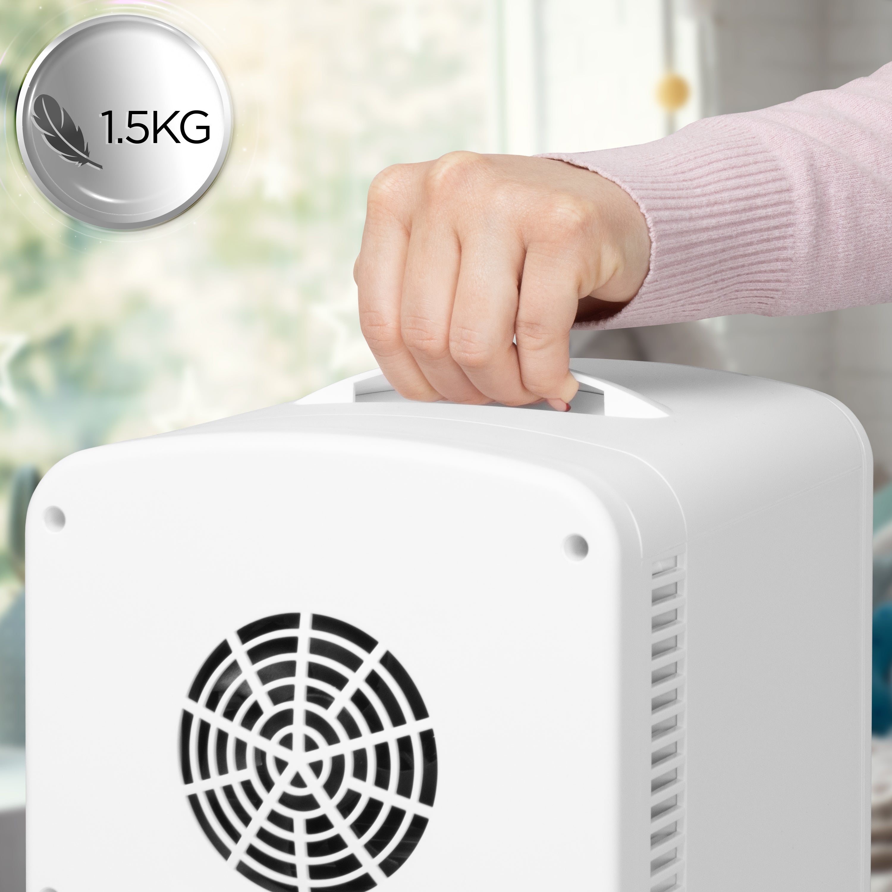 Duronic Mini Fridge Warmer white portable mini fridge weighing 1.5kg.