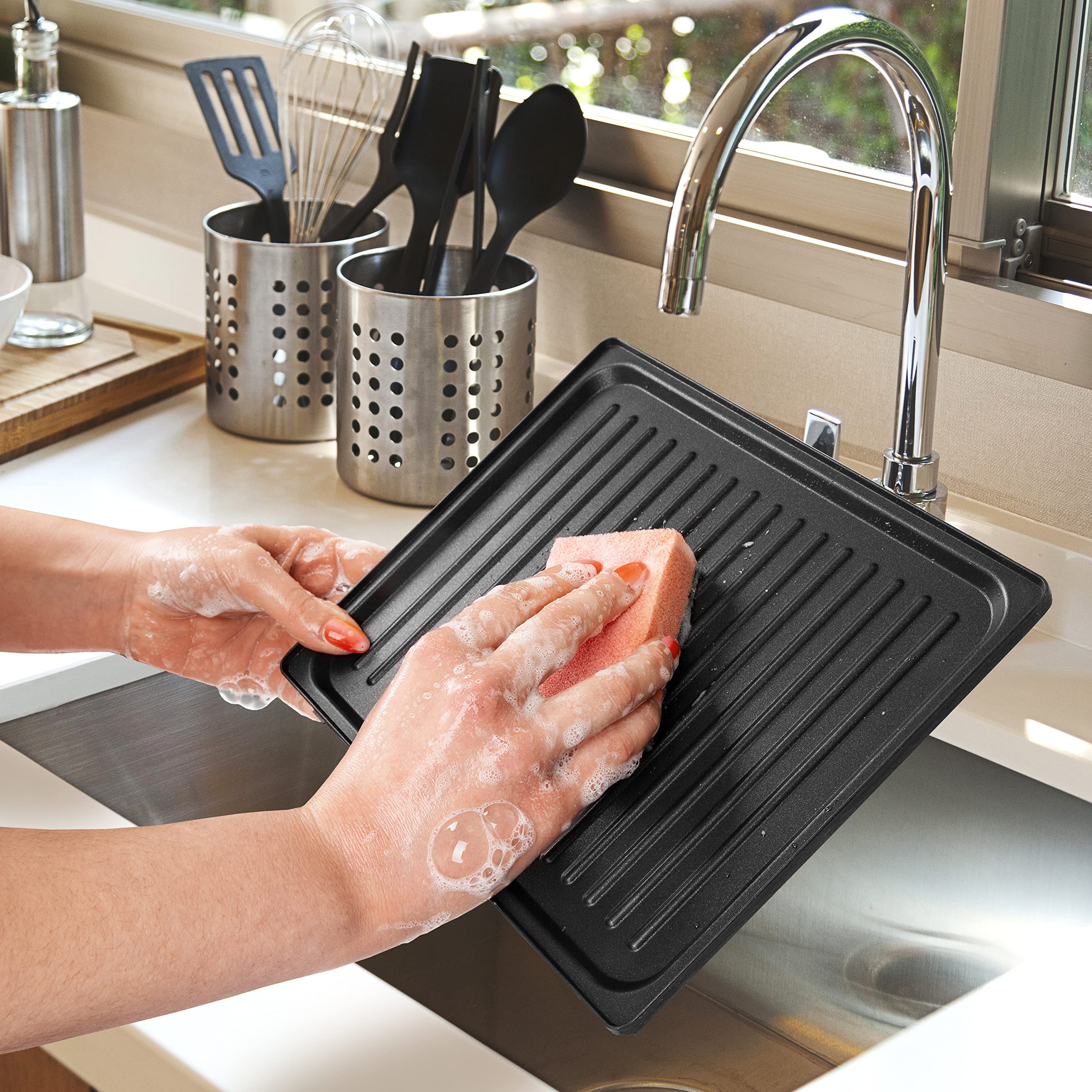 Duronic SWM60 sandwich maker showing easy to clean handwashing griddle plates