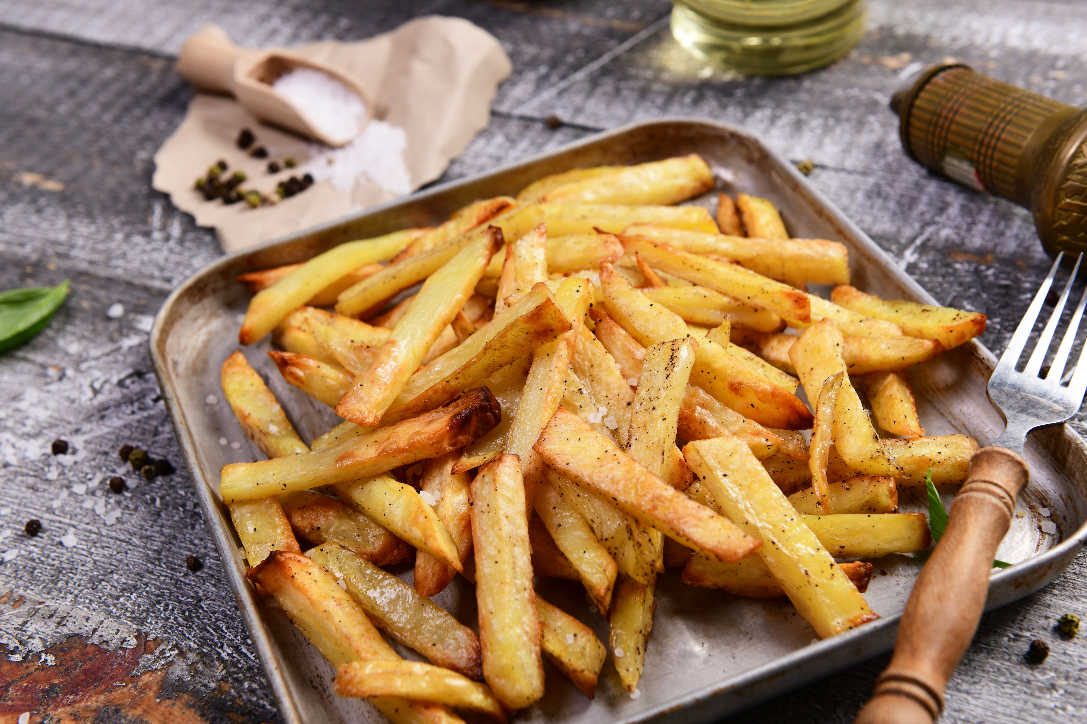 Delicious crispy homemade air fryer fries made using the Duronic AF34 large air fryer