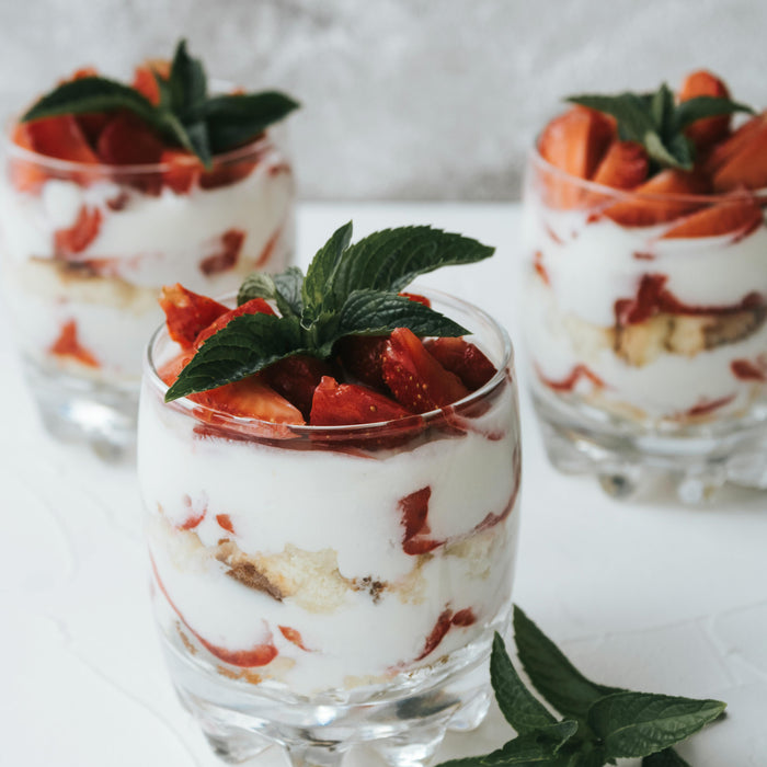 glass pots of fresh homemade yoghurts with strawberries made using the duronic electric yoghurt maker