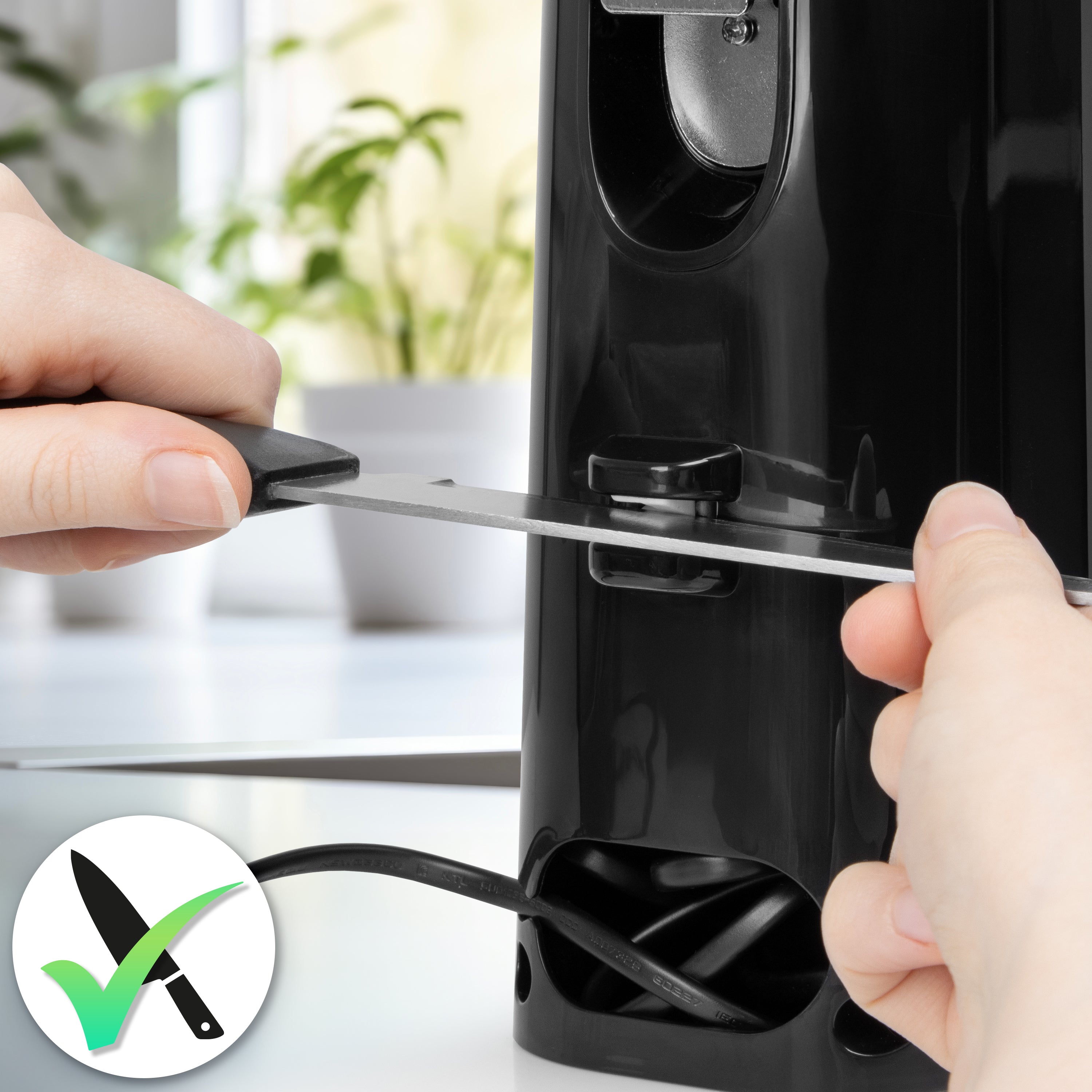 Duronic CO40 electric tin opener with built-in knife sharpener to sharpen blunt knives