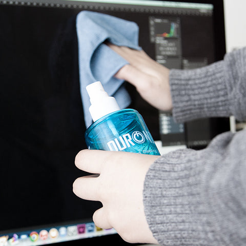 Duronic Screen Cleaner using microfiber cloth in cleaning screen monitor