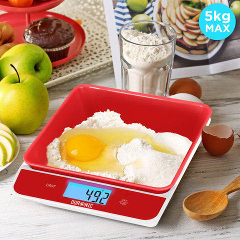 Duronic Digital Kitchen scale weighing flour and an egg in a red bowl, displaying 492 grams.