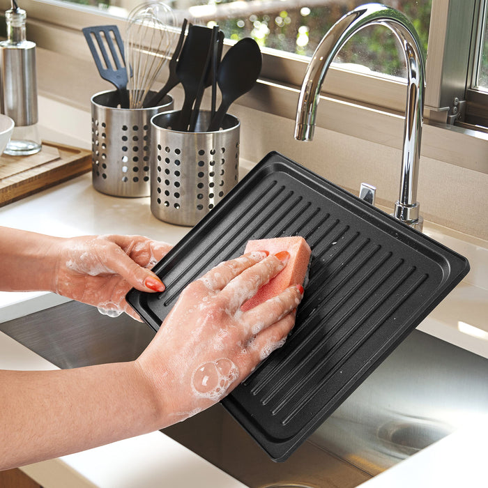 Duronic SWM60 sandwich maker showing easy to clean handwashing griddle plates